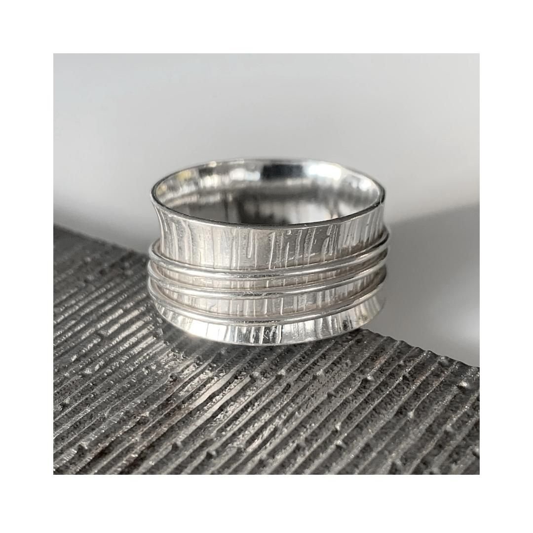 Picture of a spinner ring  that you can make in a workshop session