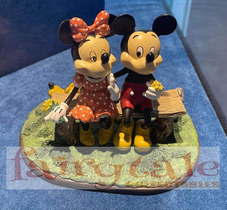 Mickey and Minnie Mouse, Pluto puppy love statue