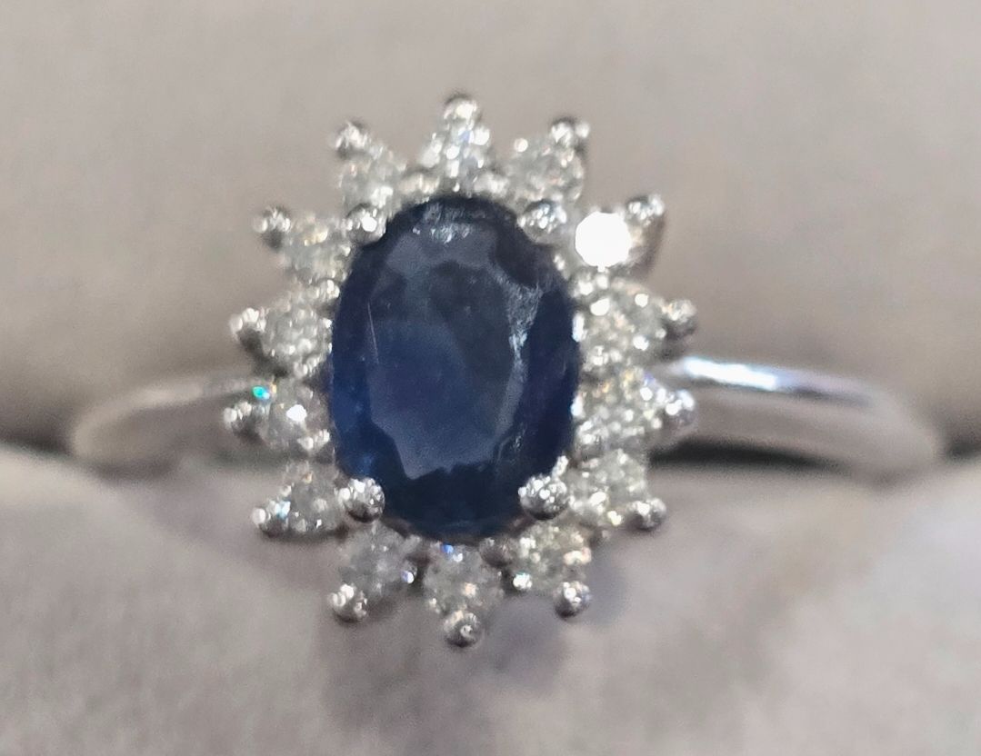 18ct Sapphire Diamond Ring