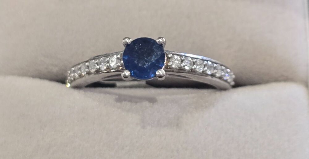 18ct Sapphire Diamond Ring