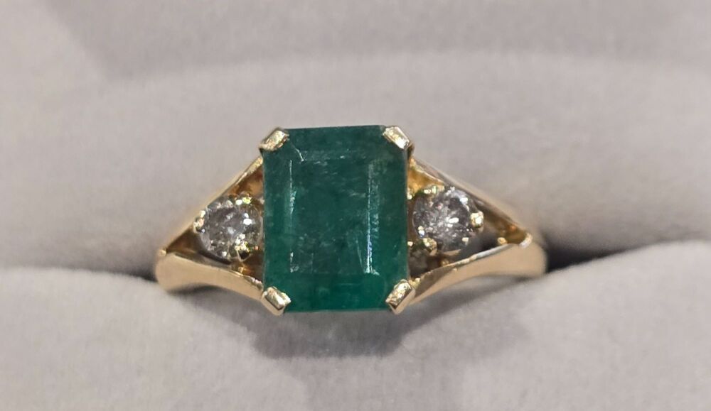 9ct Emerald Diamond Ring
