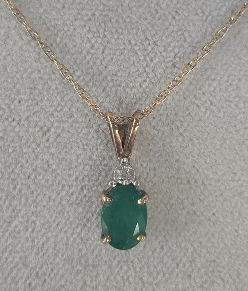 9ct Emerald Diamond Pendent