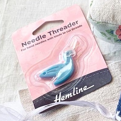 Hummingbird needle threader - assorted colours