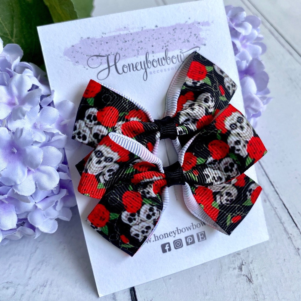 2.5 inch Tux bow - Skulls and Roses - Prong clip