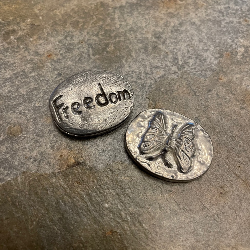 Kiwi en France pewter token - Freedom/Butterfly