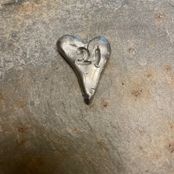 Kiwi en France pewter token - 21 heart