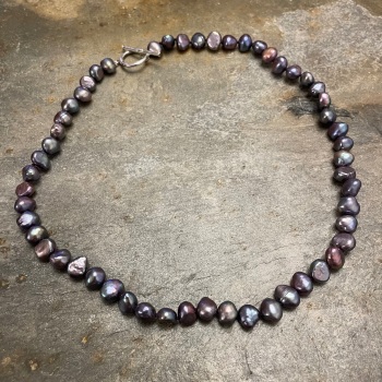 Pearl Choker-style Necklace - Dark Iridescent