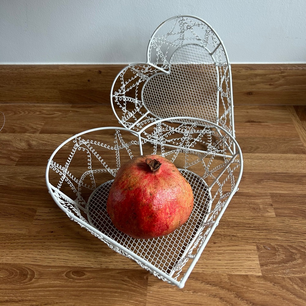 Gisela Graham - Decorative white heart shaped wire basket (large)
