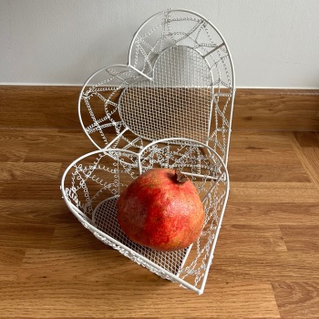 Gisela Graham - Decorative white heart shaped wire basket (small)