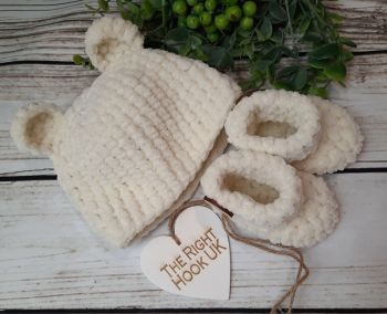 Luxury chenille chunky baby beanie and matching boots/bootees. Cream.
