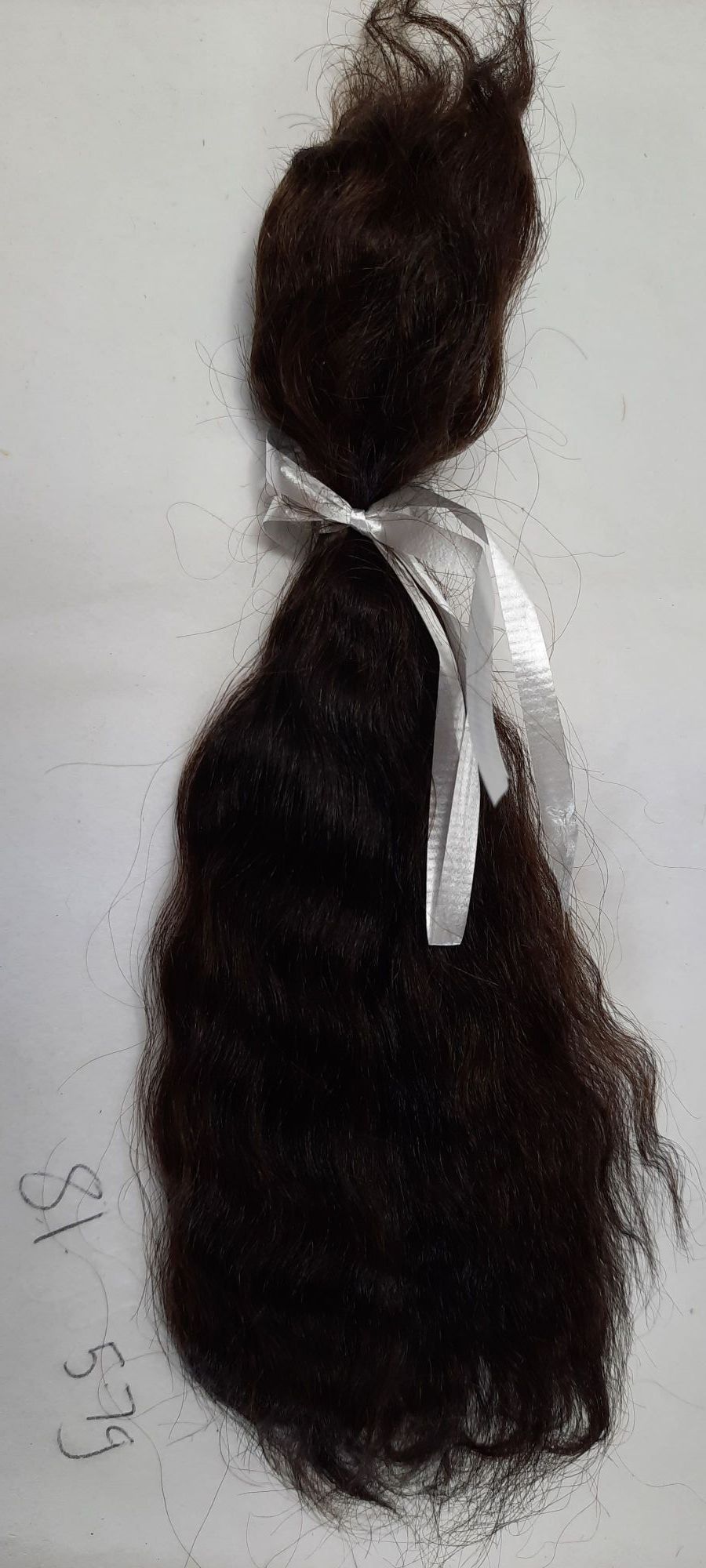 81 - Intense brown yearling mohair - 5.7g