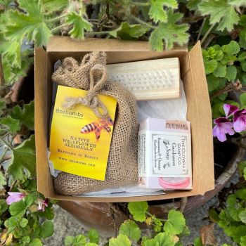 Bee Kind Gardeners Gift Set with Bee Bombs 