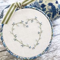 'Embroidery Hoop Blue Heart Wreath' Kit 