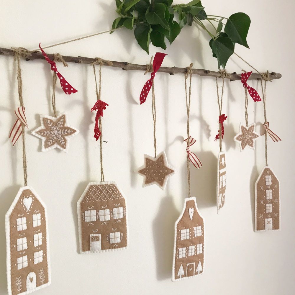 \'Gingerbread Houses Felt Christmas Decorations\' Kit