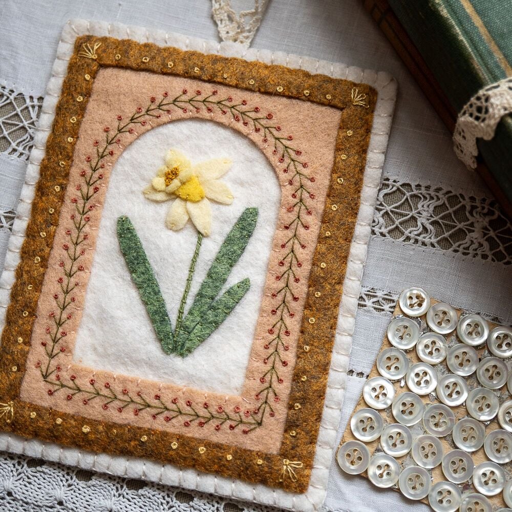 The  Country Garden Flower Series Felt Kit ~  Daffodil