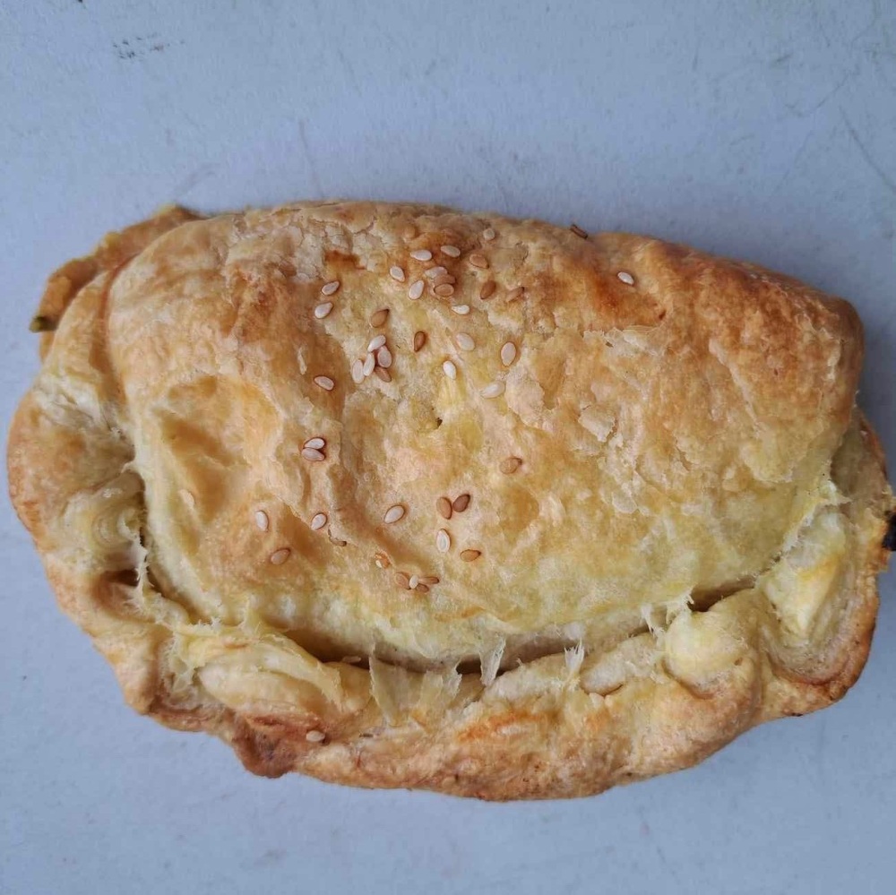H INDIVIDUAL VEGETARIAN PASTY Potato, onion, cheddar cheese in creamy white