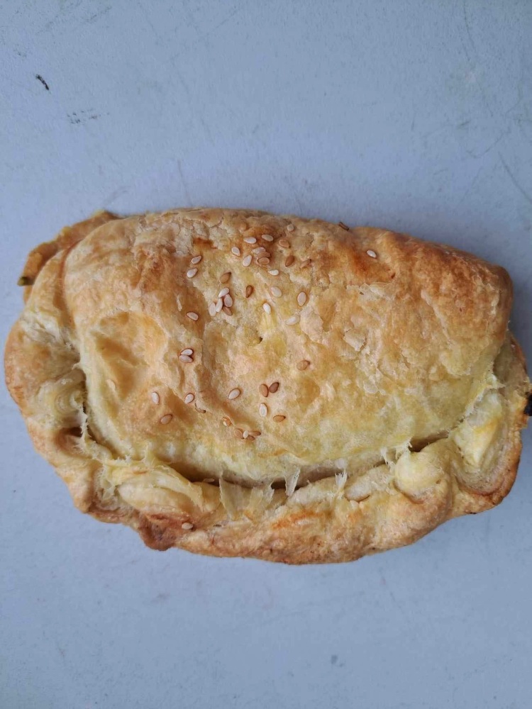 INDIVIDUAL Cheese & onion PASTY Potato, onion, cheddar cheese in creamy white wine sauce - Pomme de terre, poireaux, oignon, fromage cheddar