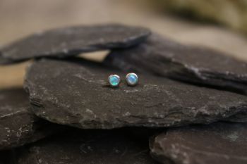 Opal, 18ct white gold studs