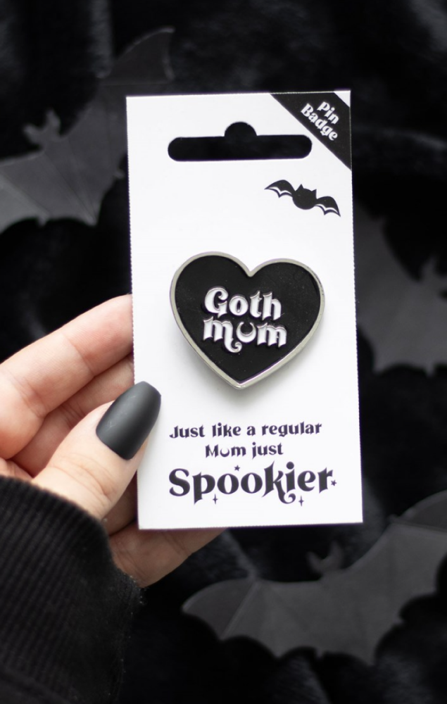 GOTH MUM PIN BADGE RRP £4.99