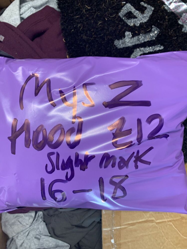 Mystery Pack Z - hood size 16-18 (slight mark)