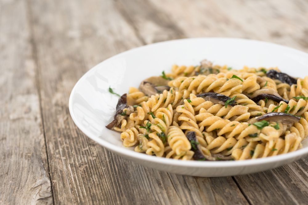 Garlicky hummus and mushroom pasta