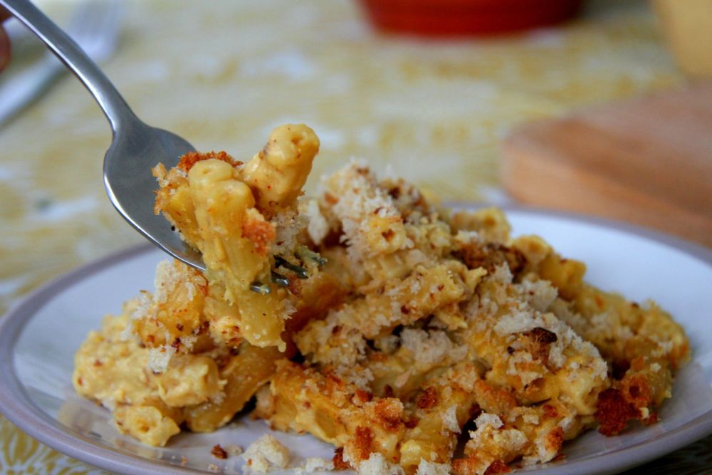 mac n cheese on plate