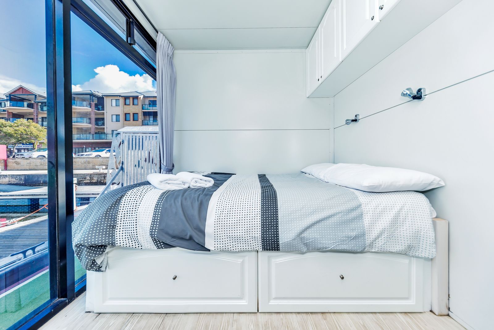 Quicksilver Houseboat For Hire Houseboat Holidays From Perth