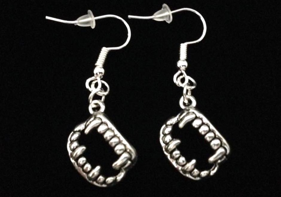*No.876 Fangs Earrings