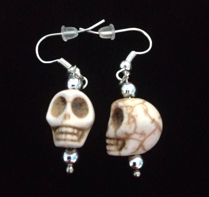 *No.835 Cream Cracked Skull Earrings