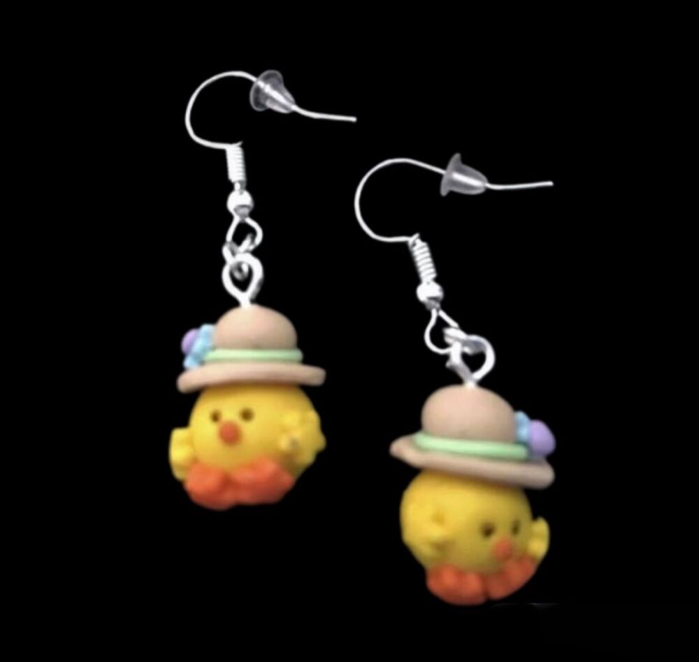 *No.1231 Chick Wearing a Hat Earrings