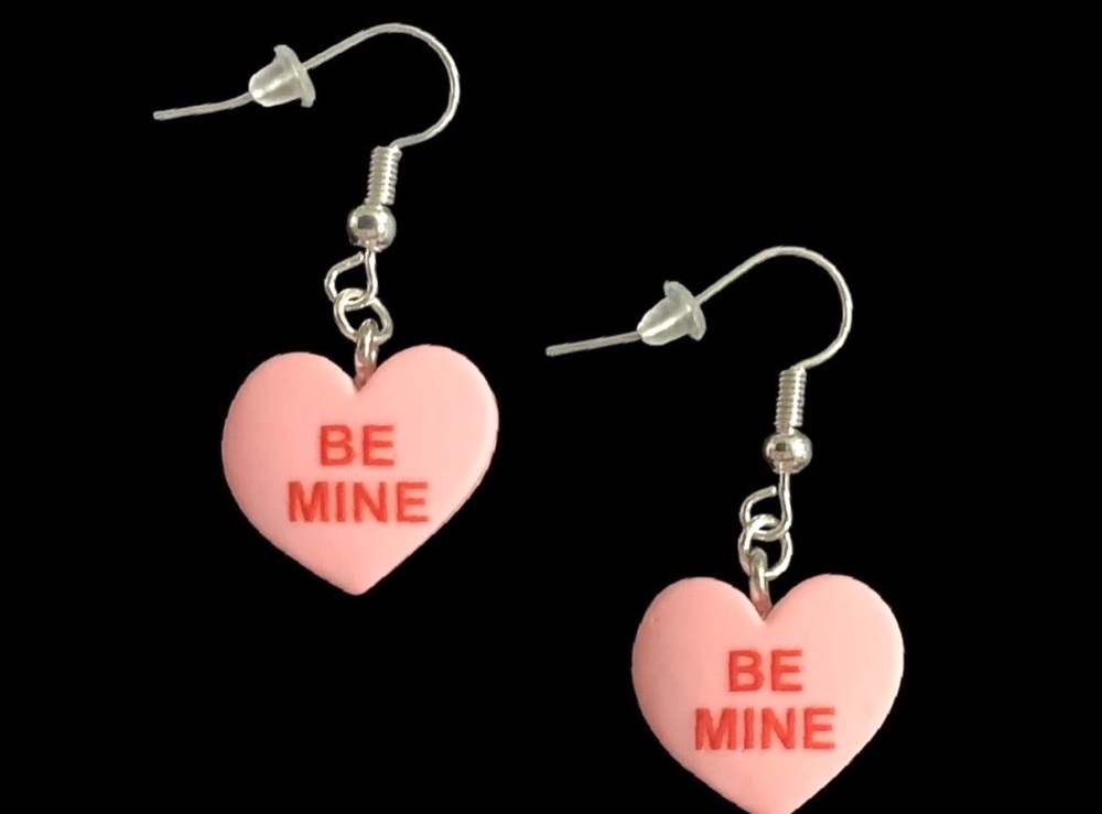 *Pink &lsquo;Be Mine&rsquo; Heart Earrings