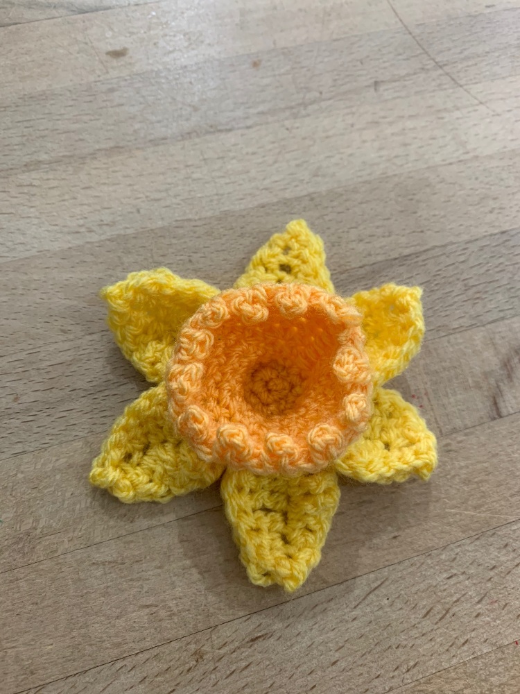 Daffodil crochet brooch