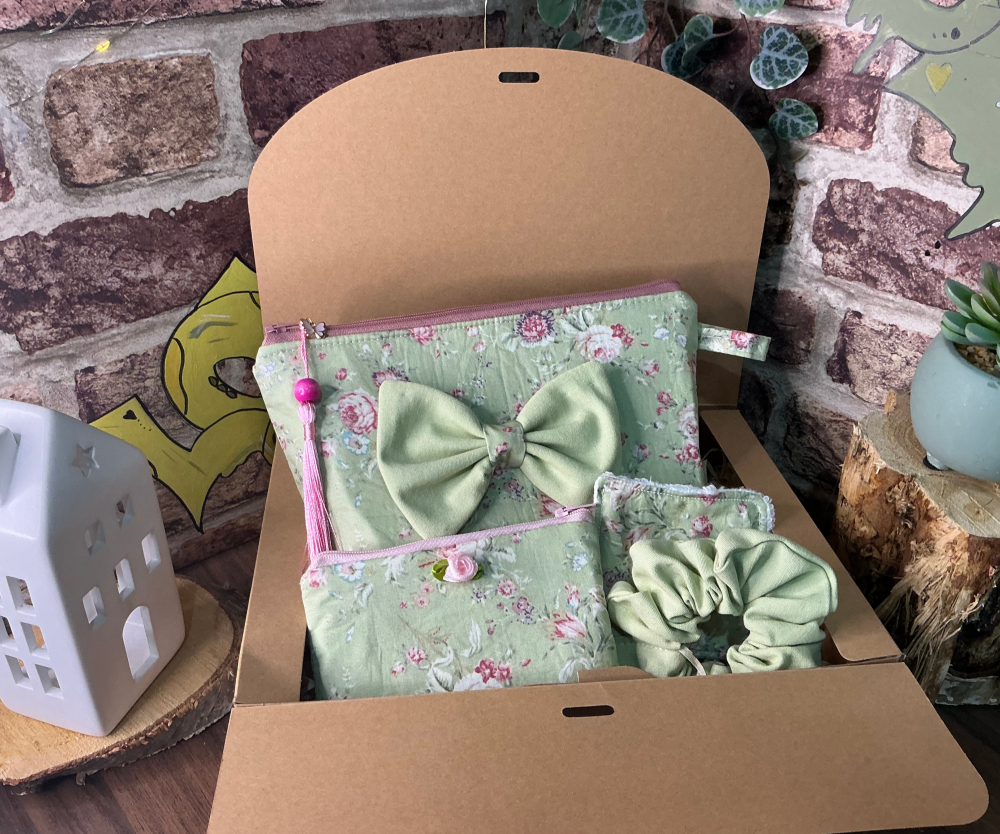 Vintage Meadow - Make Up Bag Set
