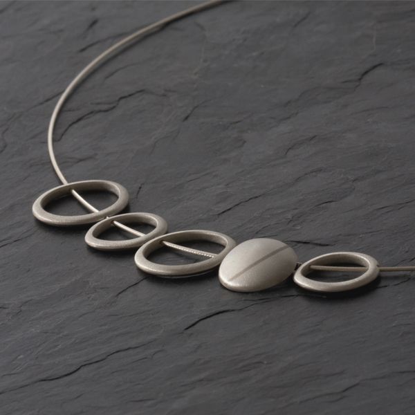 Flint loop necklace