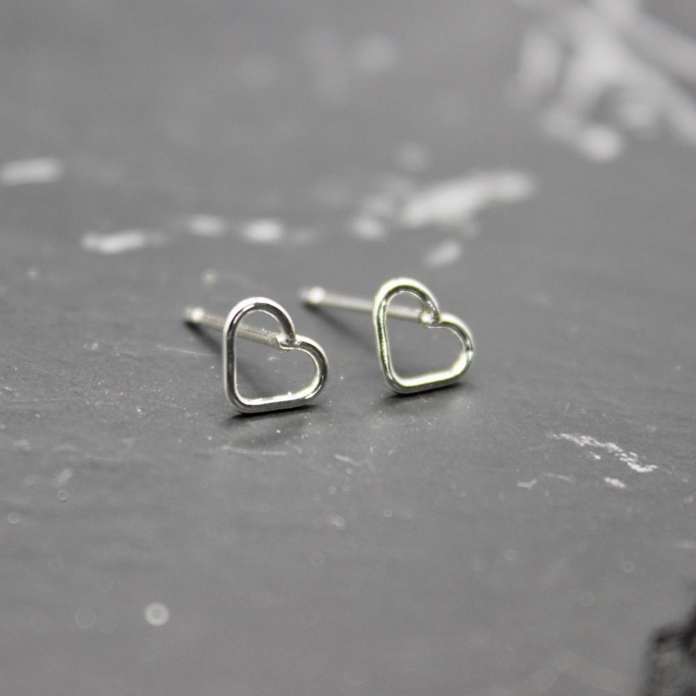 Tiny Heart Link Studs (6 mm)