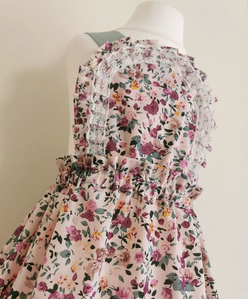 ARLA PINNY DRESS - ROSEY VINES/PEACH FLORAL