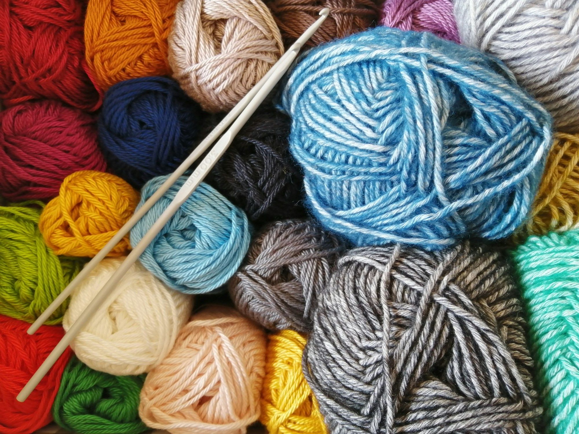 orange-blue-and-white-yarn-ahMCpXdUjv0.jpg