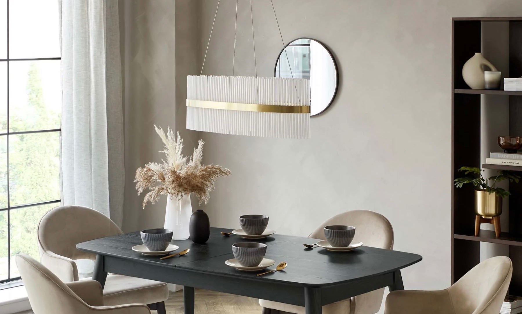 MilaBrassOvalLifestyle03Carousel_1800x