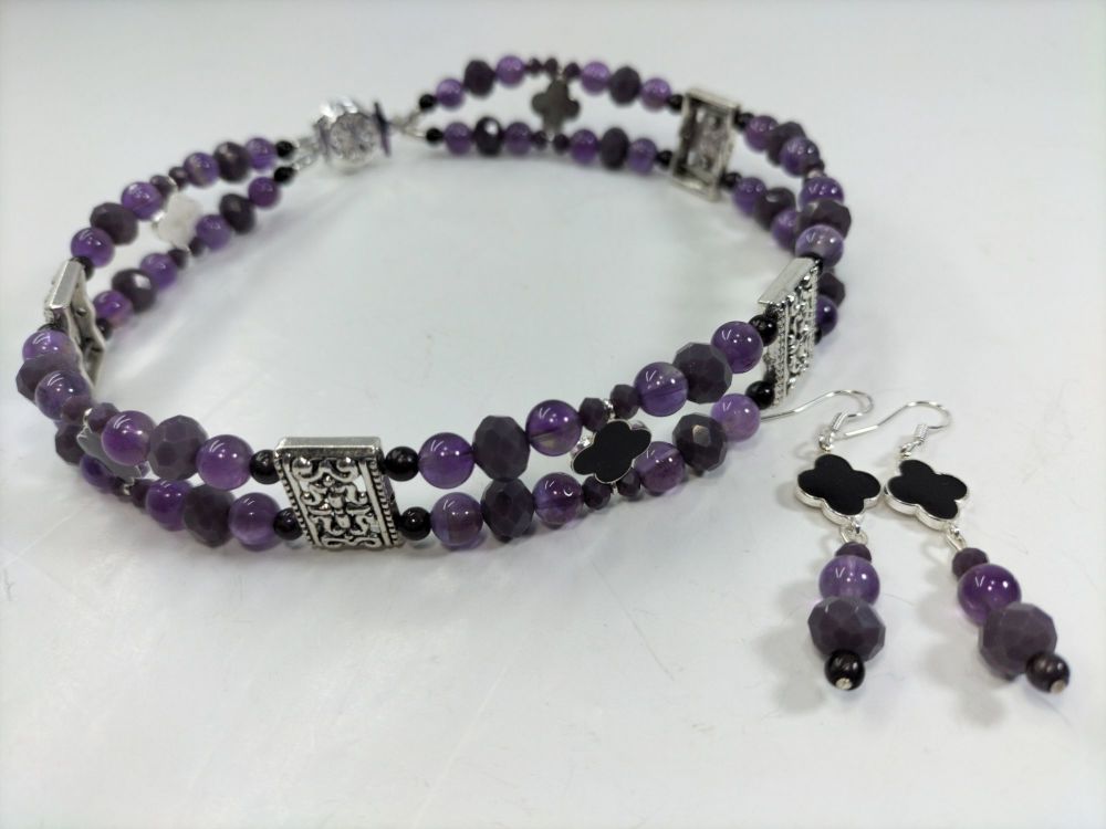 CHOKER NECKLACE AND EARRINGS. Amethyst.