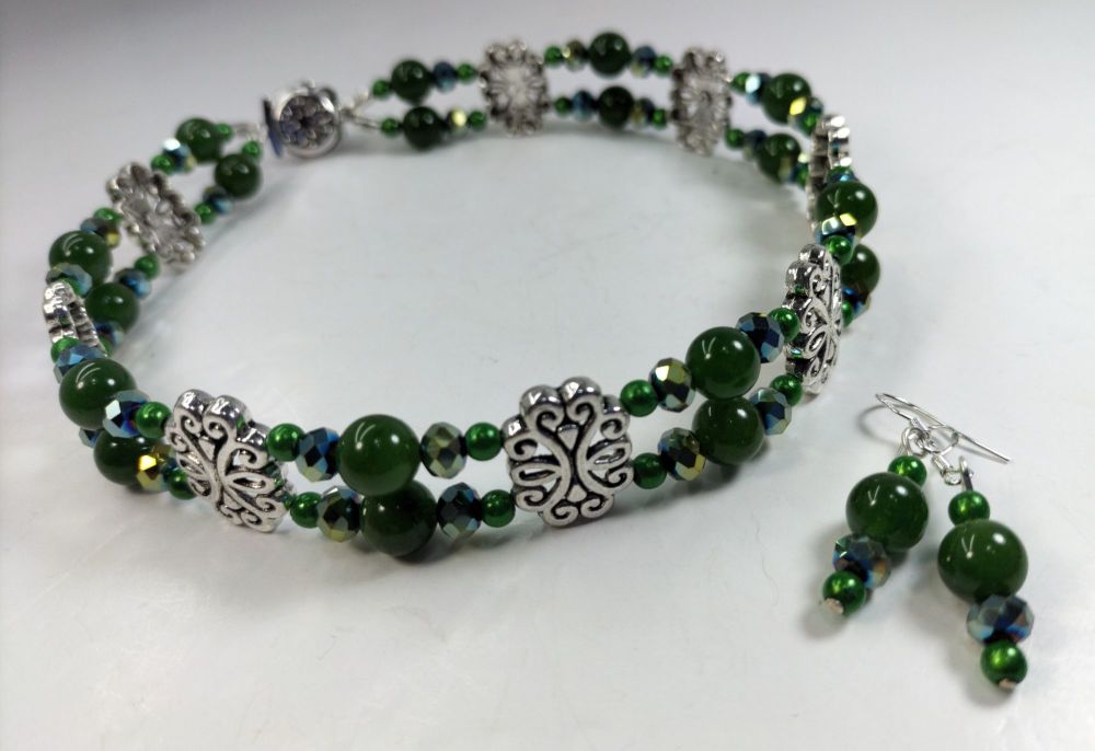 CHOKER NECKLACE AND EARRINGS. Green Jade.
