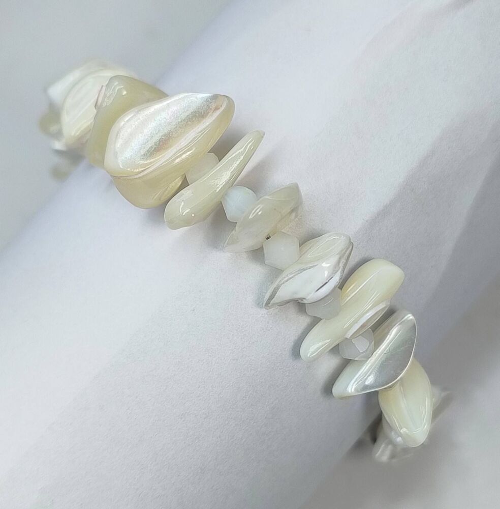 Mother of Pearl Bracelet. Single Strand.