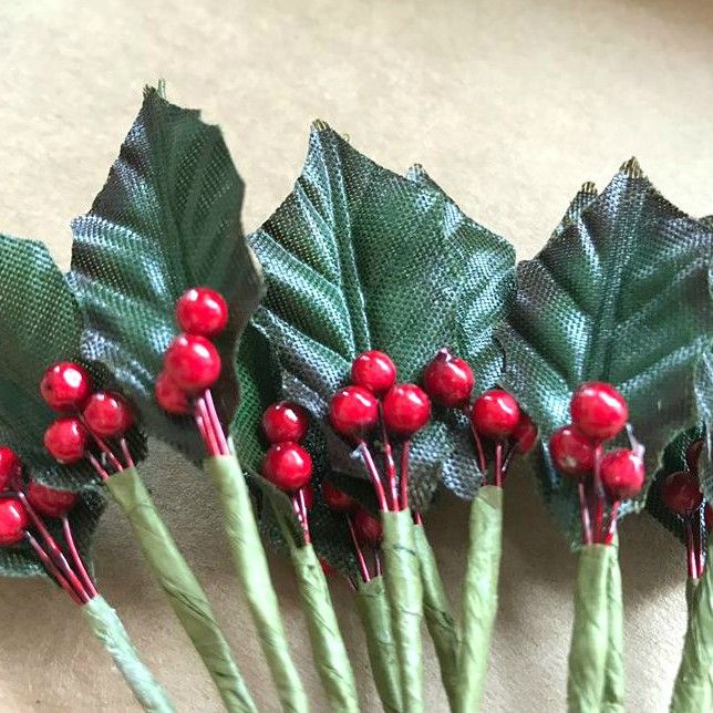 Holly & Berry Leaf Sprays - 12cm