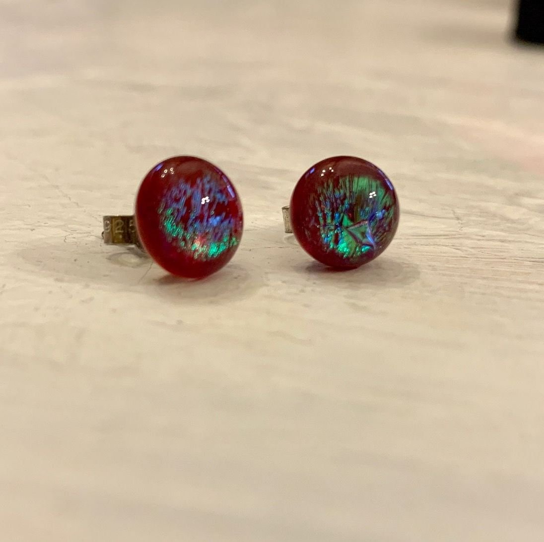 Tiny glass Stud earrings - Red sparkle gold