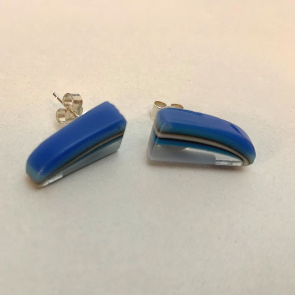'Blue & White Arch' kiln-formed glass earring stud - boucles d'oreilles