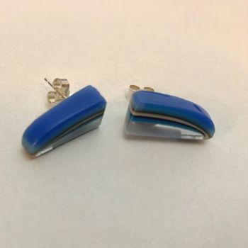 'Blue & White Arch'  kiln-formed glass earring stud - boucles d'oreilles