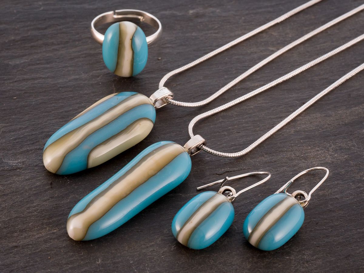 Gorgeous coastal colours, reminiscent of the beach and seaside - turquoise and vanilla glass