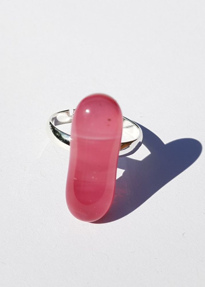 Swirly raspberry ripple glass ring