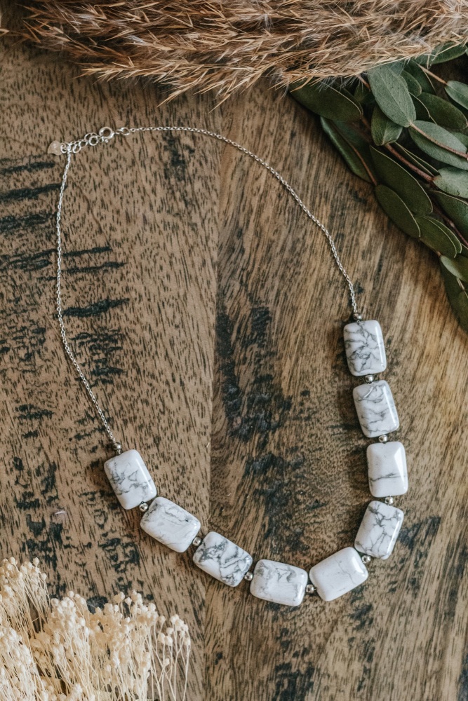 Howlite Necklace, Howlite Crystal Necklace, Long Necklace, Howlite Pendant  Necklace, Gemstone Pendant, Crystal Point Necklace, Gift Women - Etsy