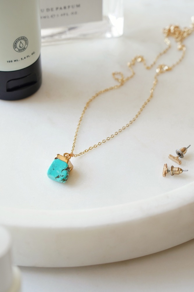 Turquoise Stone Pendant Necklace in Gold