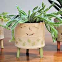 Ceramic tripod planter - medium
